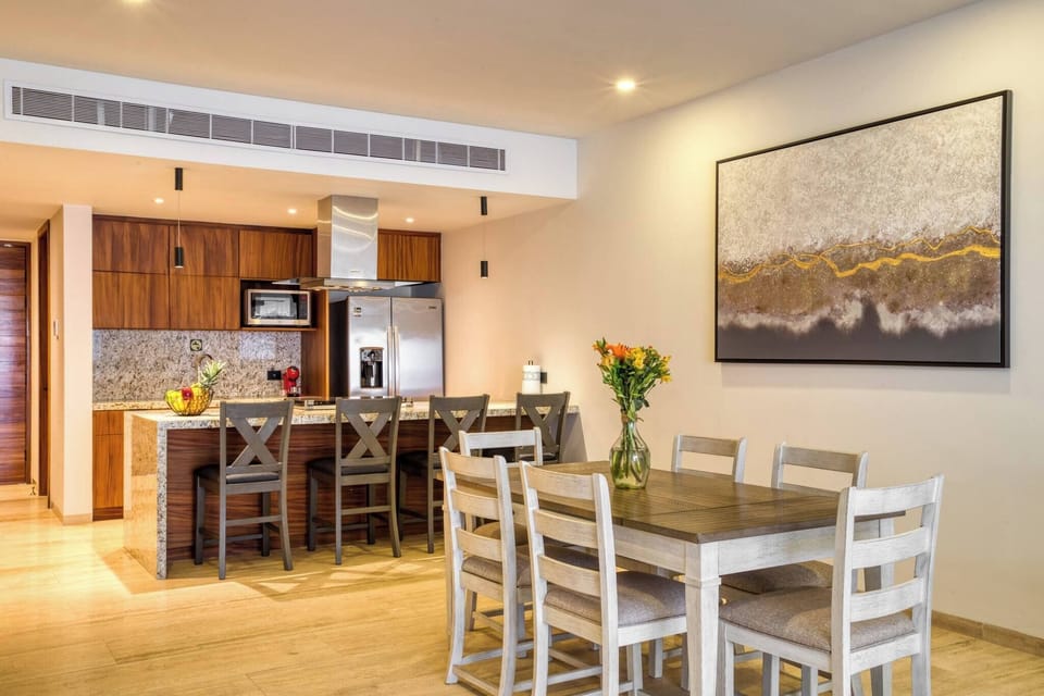 Apartment, 2 Bedrooms, Garden View | Dining room