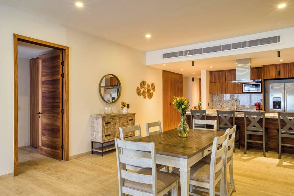 Apartment, 6 Bedrooms | Dining room