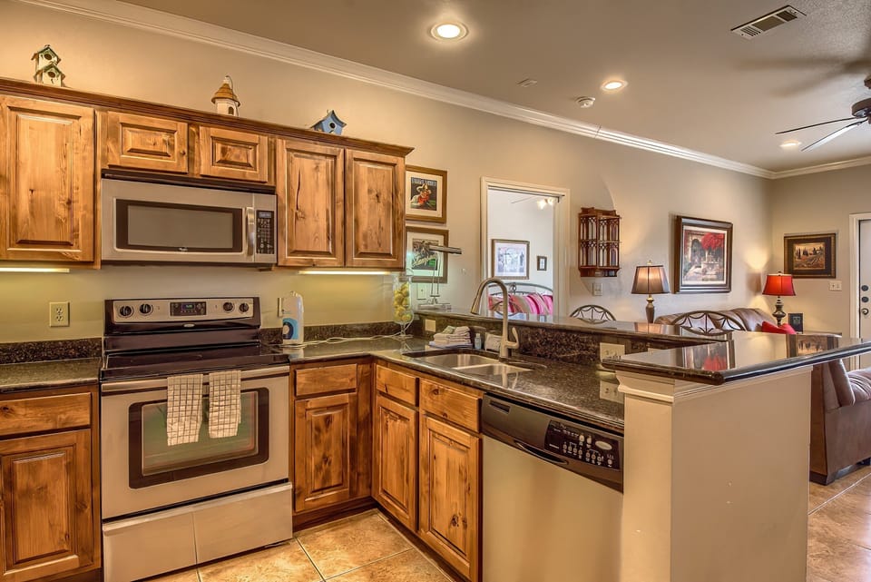Condo, 3 Bedrooms | Private kitchen | Fridge, oven, coffee/tea maker, toaster
