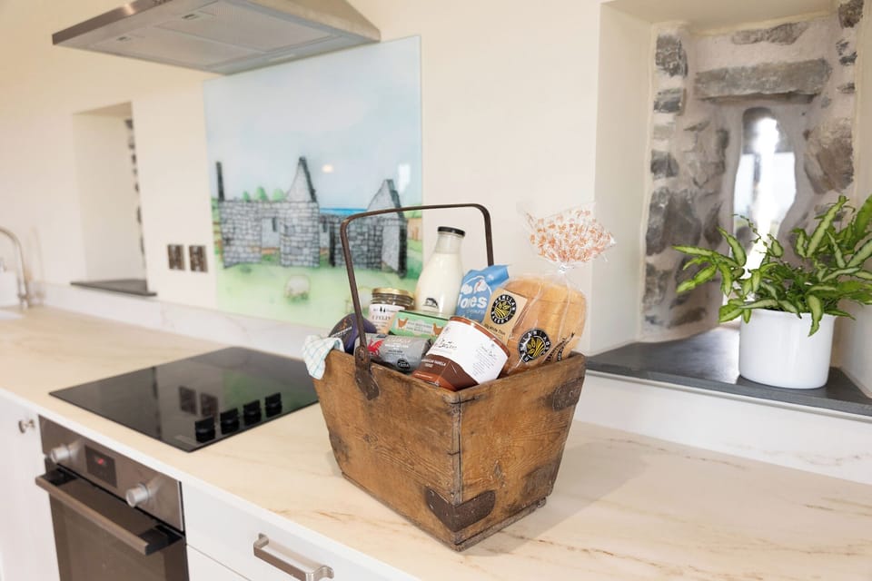 Cottage | Private kitchen | Dishwasher, cookware/dishes/utensils