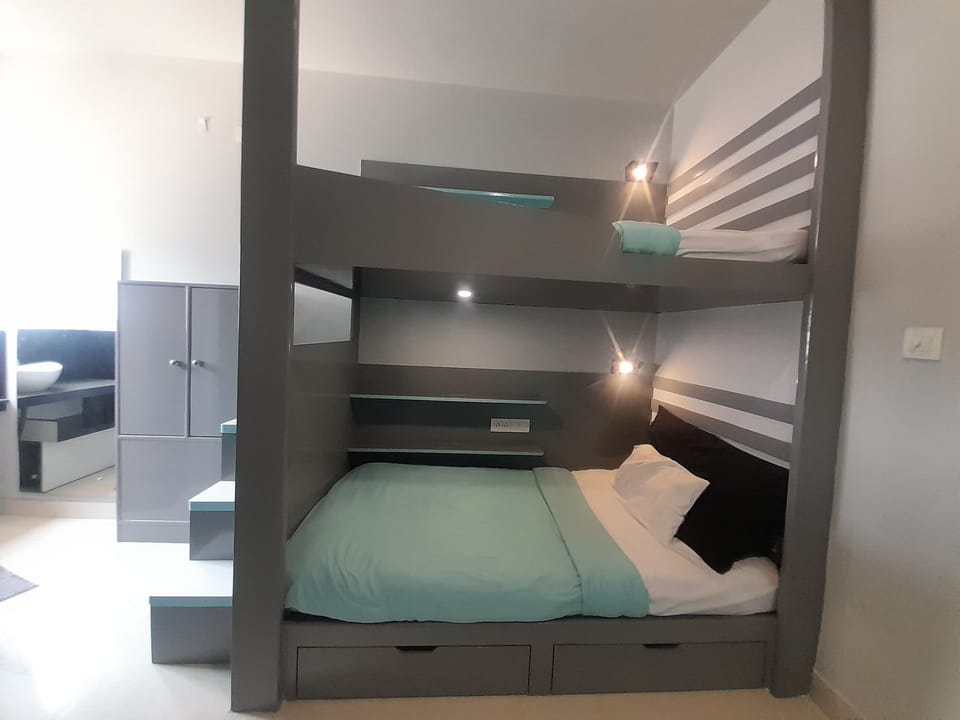 Premium bedding, memory foam beds, desk, soundproofing