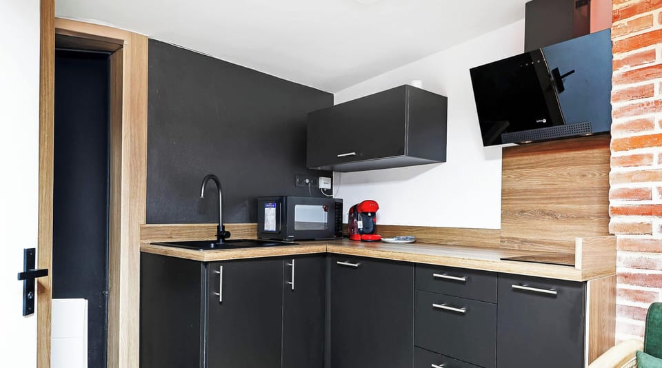 Cuisine équipée, micro-onde, plaque de cuisson, grille pain sans oublié la machine café sont à votre disposition !