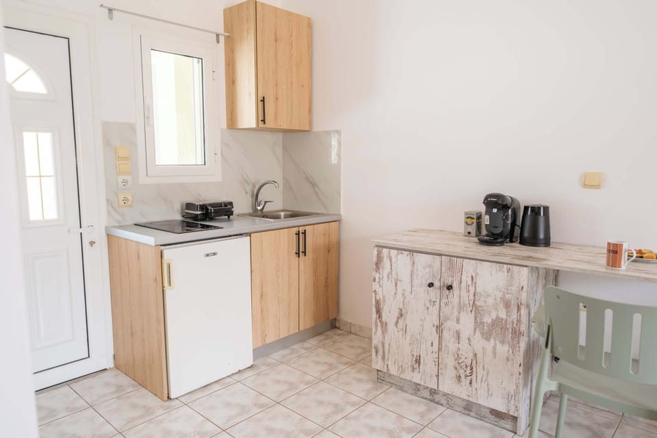 Fully Equipped Kitchenette and Dining Space