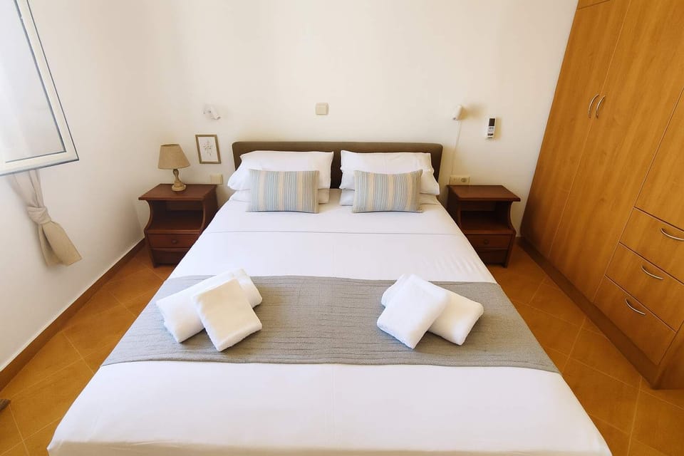 Master Bedroom with Double Bed
Well-appointed bedroom with fresh linens and plenty of natural light for a relaxing rest.