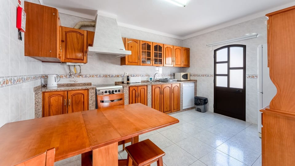 Warm, rustic, and fully equipped kitchen with classic wood finishes and space for six.
#PT #Portugal #Altura #FamilyTravel #KitchenGoals