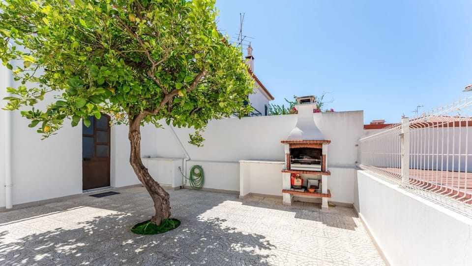 Sunny, practical, and inviting outdoor BBQ area perfect for summer grilling.
#PT #Portugal #Altura #BBQTime #SunnyEscapes