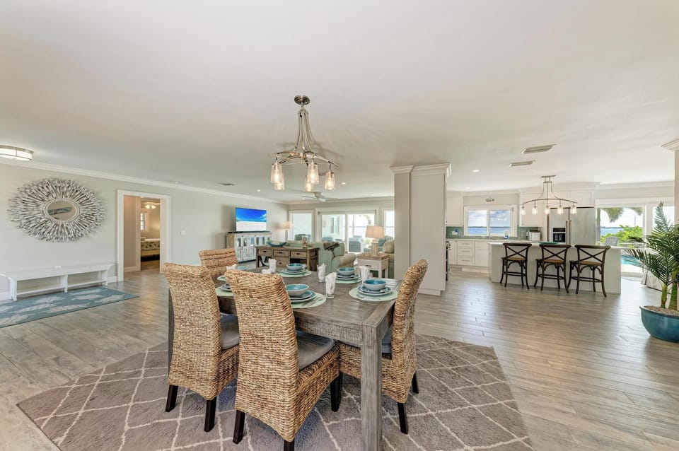 Royale View Dining Room (4)