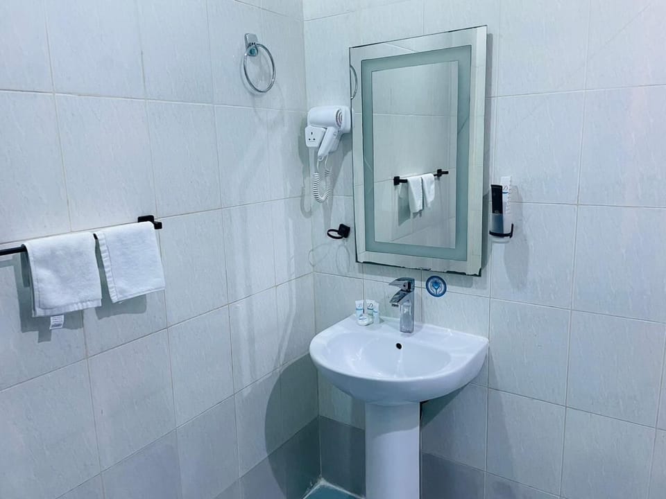 Room | Bathroom | Shower, free toiletries, hair dryer, towels