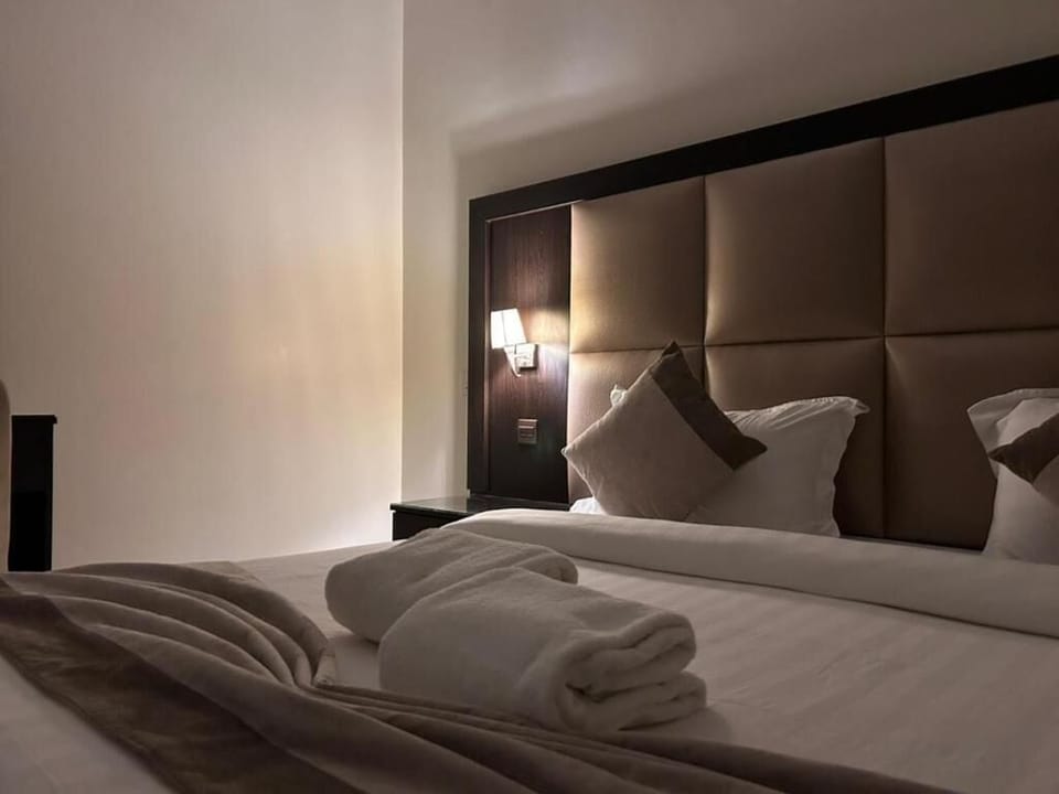 Deluxe Suite | Iron/ironing board (on request), WiFi (free)