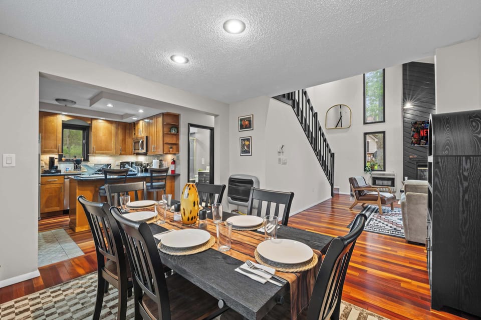 Gather around a stylish table for delightful meals and great conversations! Comfortably seats 6