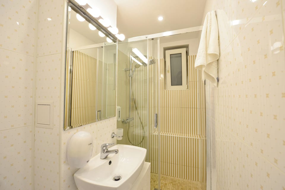 Libra Apartment - Two Bedrooms - 5 Guests - Next To Cismigiu Gardens Apartment in Bucharest