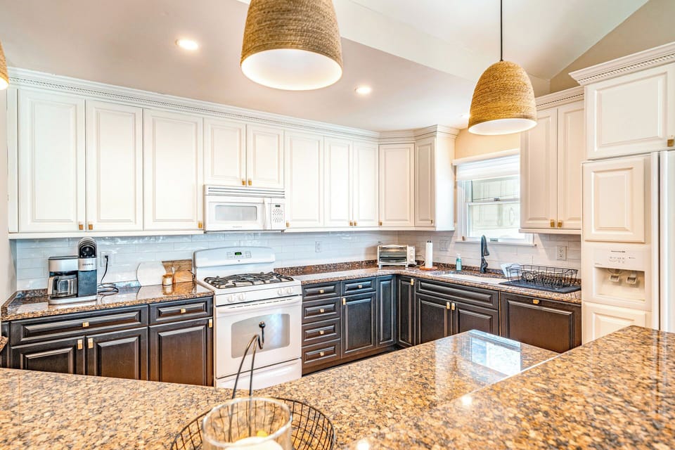 Modern fully equipped kitchen with all essentials.
