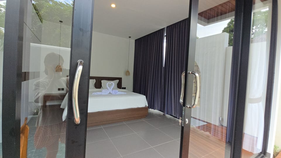 Luxury Villa | Premium bedding, pillowtop beds, desk, laptop workspace