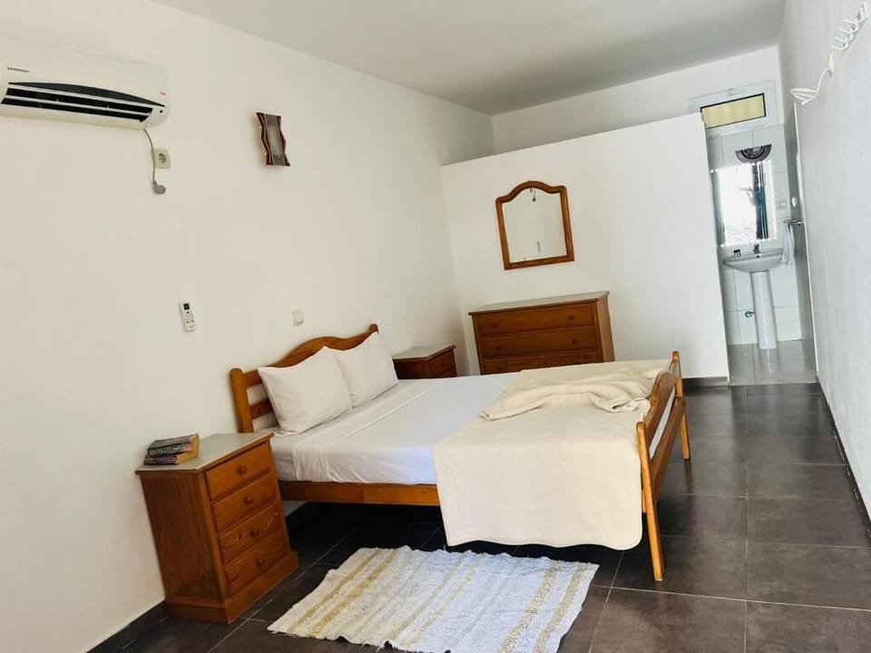 Basic Single Room, Balcony, Beach View | Minibar, WiFi (free), bed sheets