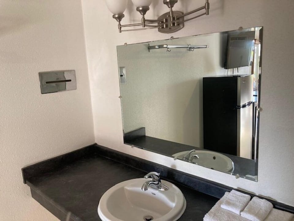 Basic Double Room | Bathroom | Combined shower/tub, free toiletries, towels, soap