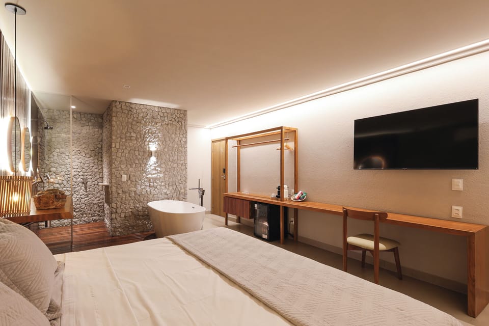 Deluxe Suite | Minibar, blackout drapes, iron/ironing board, free WiFi