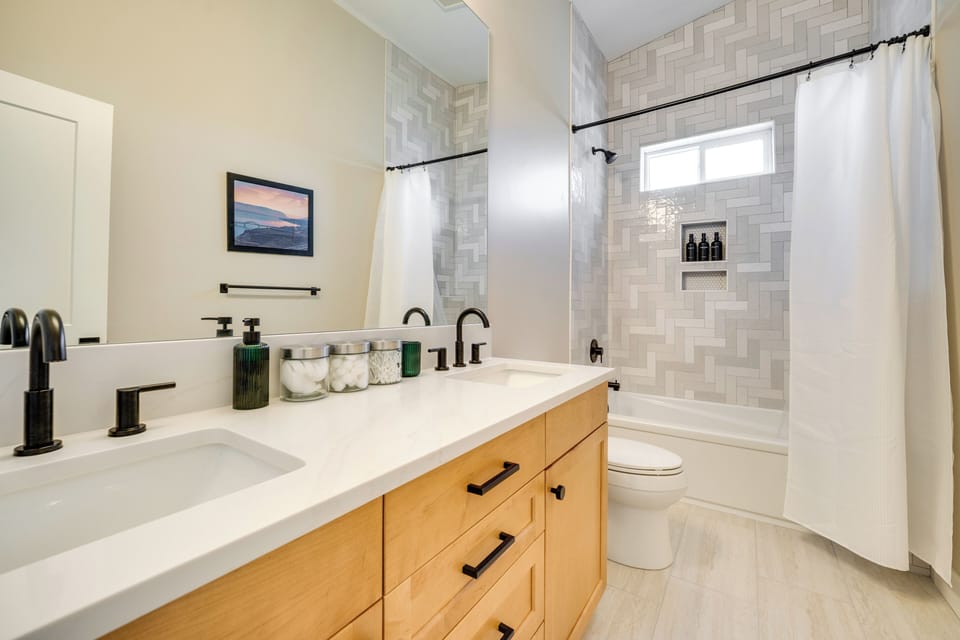 Full Bathroom | 2nd Floor | Complimentary Toiletries