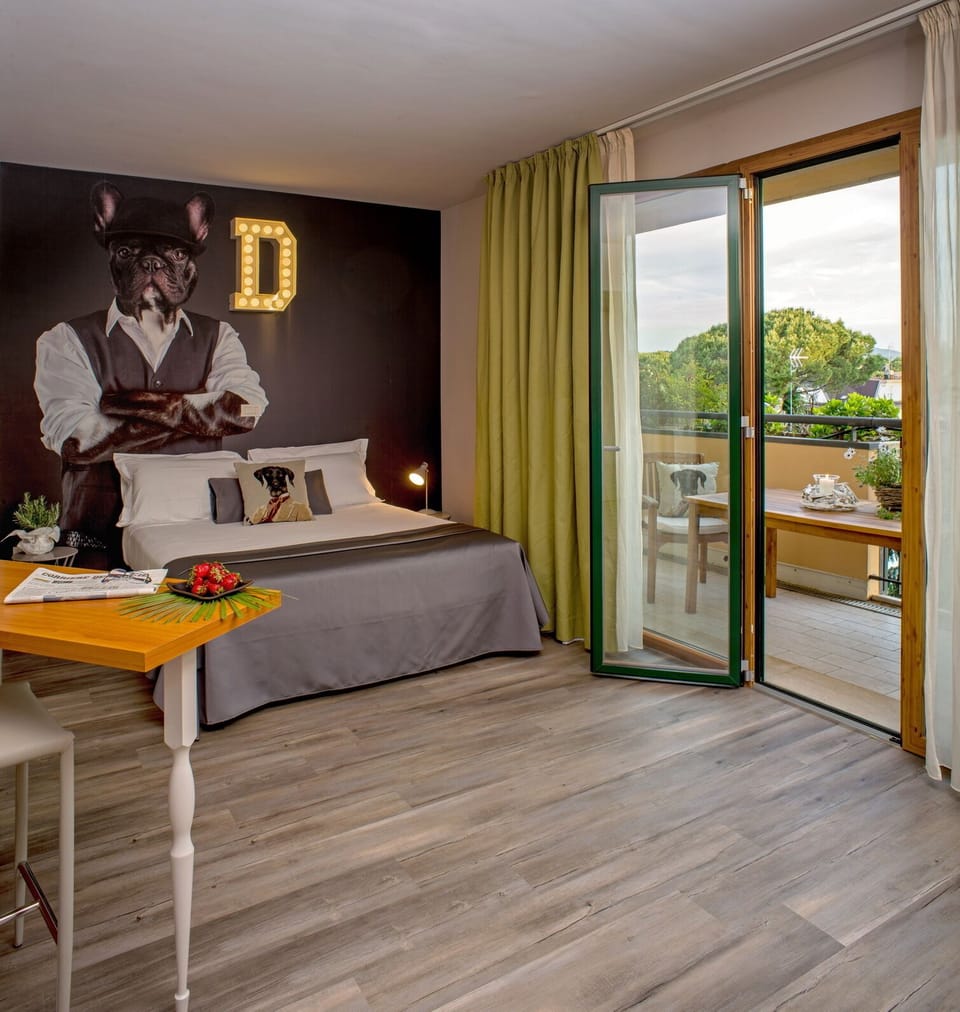Minibar, in-room safe, desk, WiFi (free)