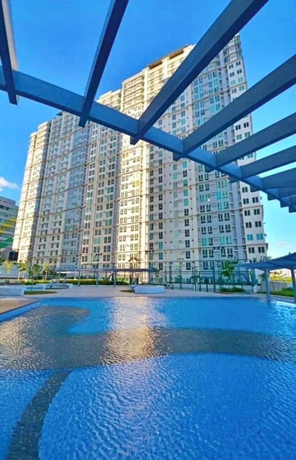 4 outdoor pools