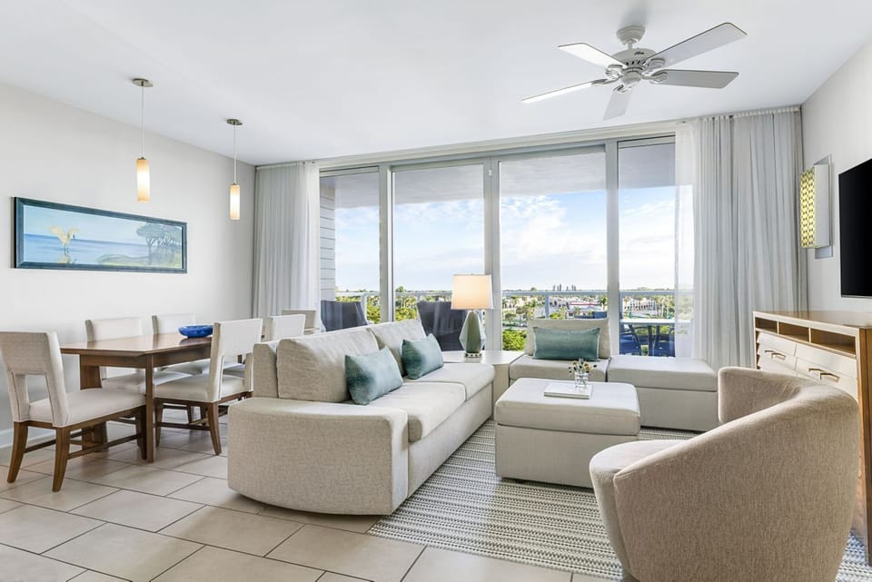 Large comfortable dining and entertaining room (with queen sleeper sofa)
