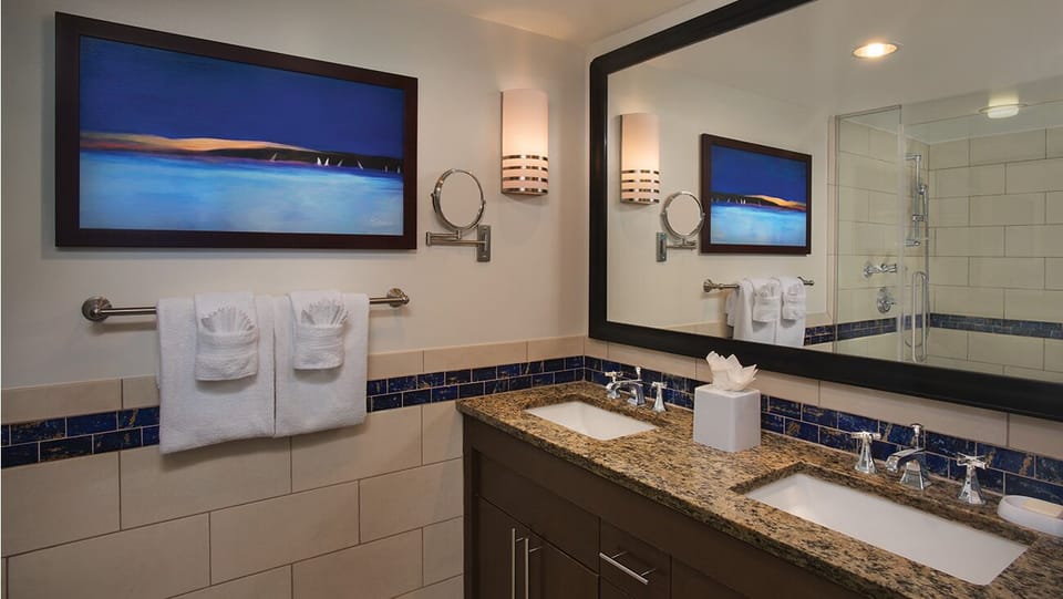 Master bath (with oversize walk-in shower)