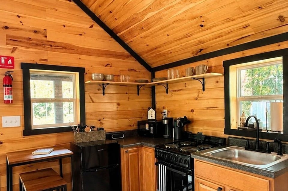 cozy_rustic_cabin_kitchen_1028x683