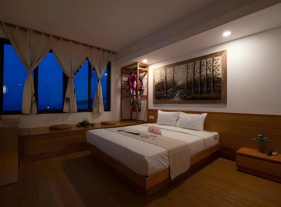 Deluxe Suite | Hypo-allergenic bedding, free WiFi, bed sheets