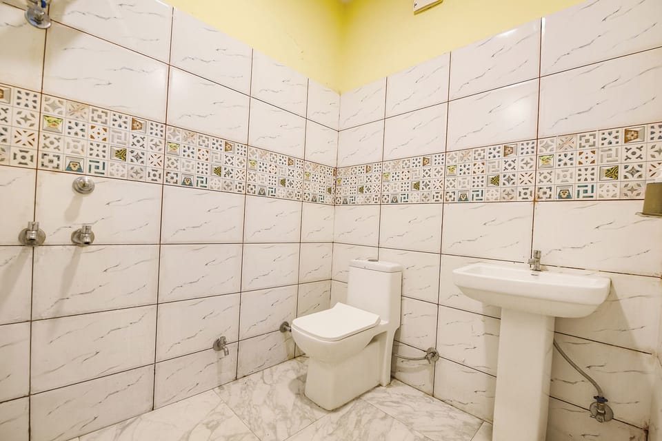 Shower, rainfall showerhead, free toiletries, towels