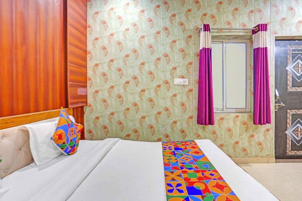 Egyptian cotton sheets, premium bedding, in-room safe, desk