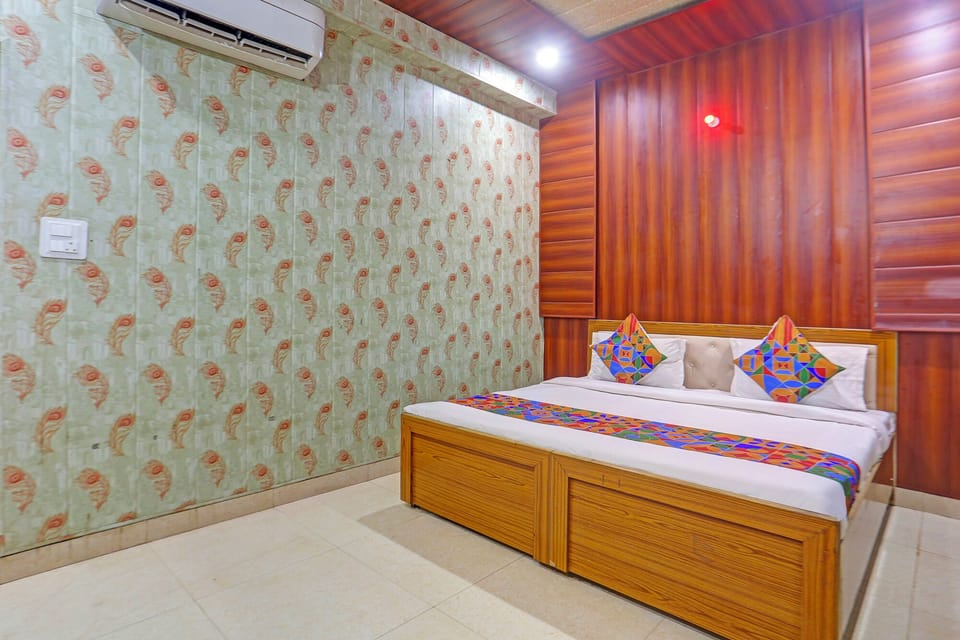 Deluxe Room | Egyptian cotton sheets, premium bedding, in-room safe, desk