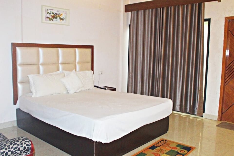 Deluxe Double Room, Balcony, Garden View | In-room safe, desk, laptop workspace, soundproofing