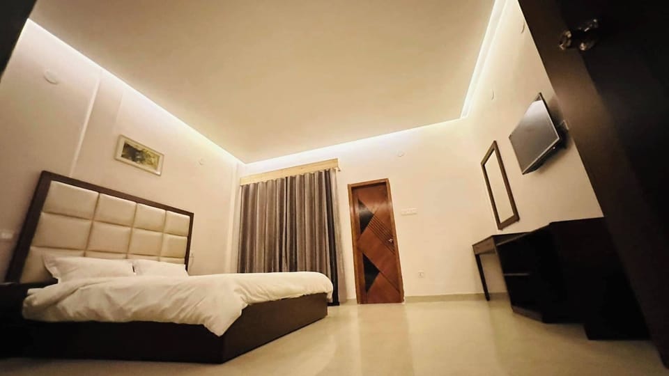 Deluxe Double Room, Balcony, Garden View | In-room safe, desk, laptop workspace, soundproofing