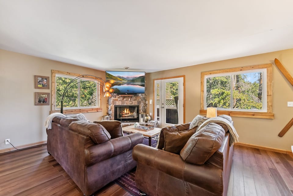 Living room: Main floor, gas fireplace, Smart TV, deck access