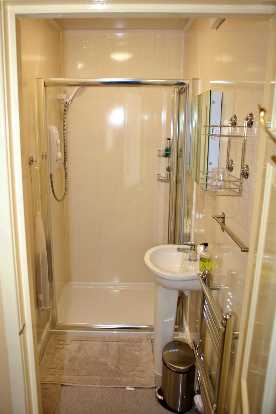 Double Room, Ensuite | Bathroom | Shower, free toiletries, hair dryer, towels