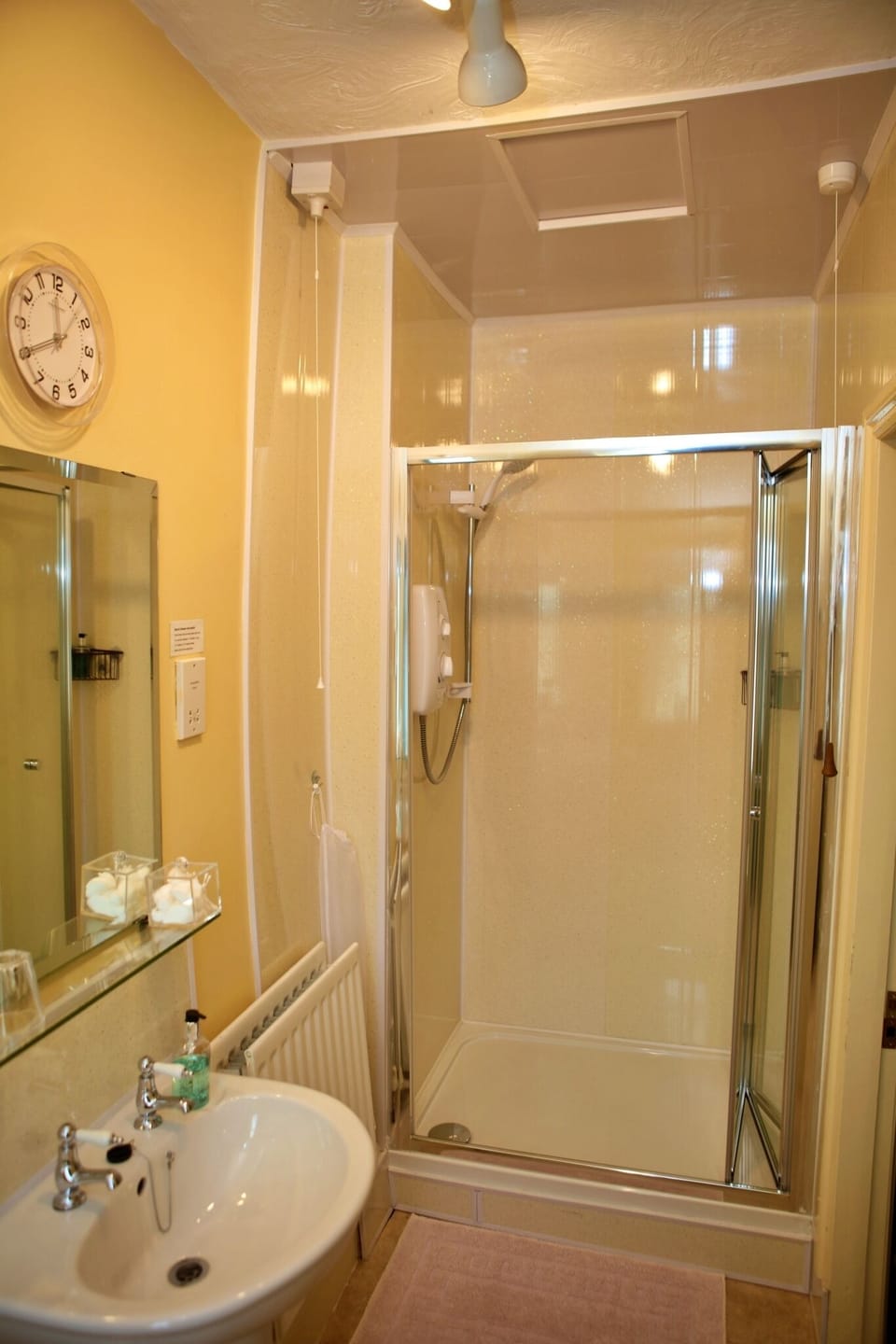 Double Room, Ensuite | Bathroom | Shower, free toiletries, hair dryer, towels