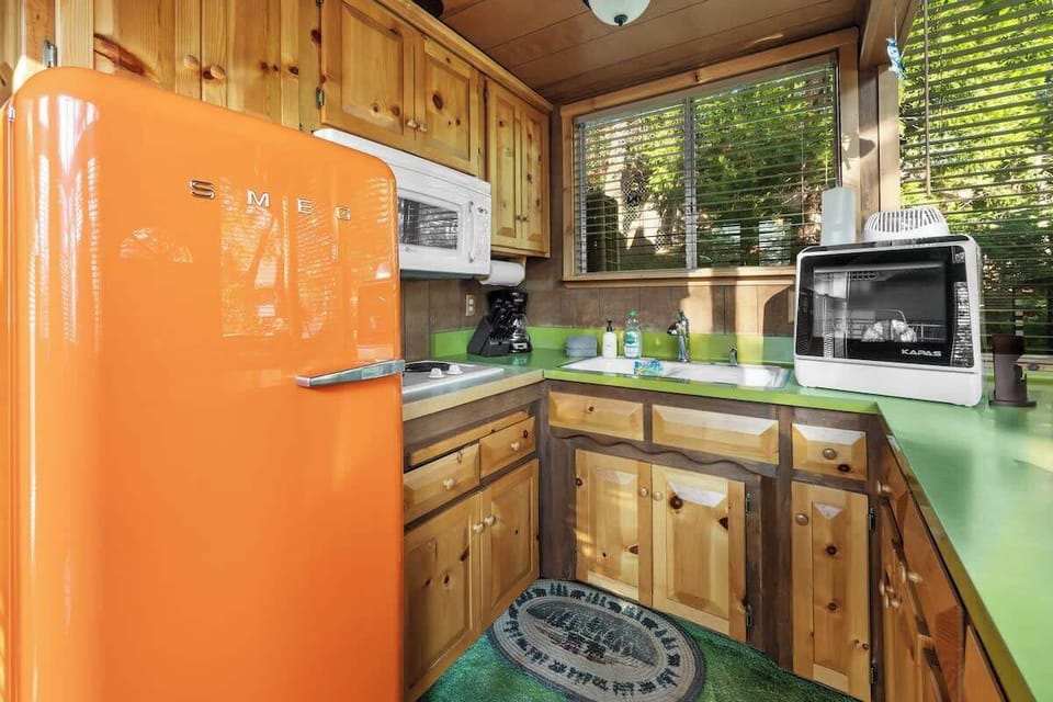 Please note there is no oven on property. 