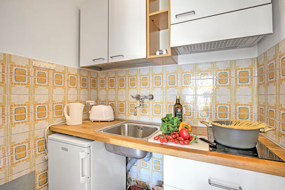 Standard Apartment, Multiple Bedrooms (Casa Silvia 50m From The Lake) | Private kitchen | Fridge, microwave, stovetop, coffee/tea maker