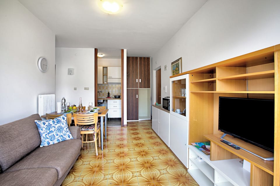 Standard Apartment, Multiple Bedrooms (Casa Silvia 50m From The Lake) | Living area | 21-inch Smart TV with digital channels