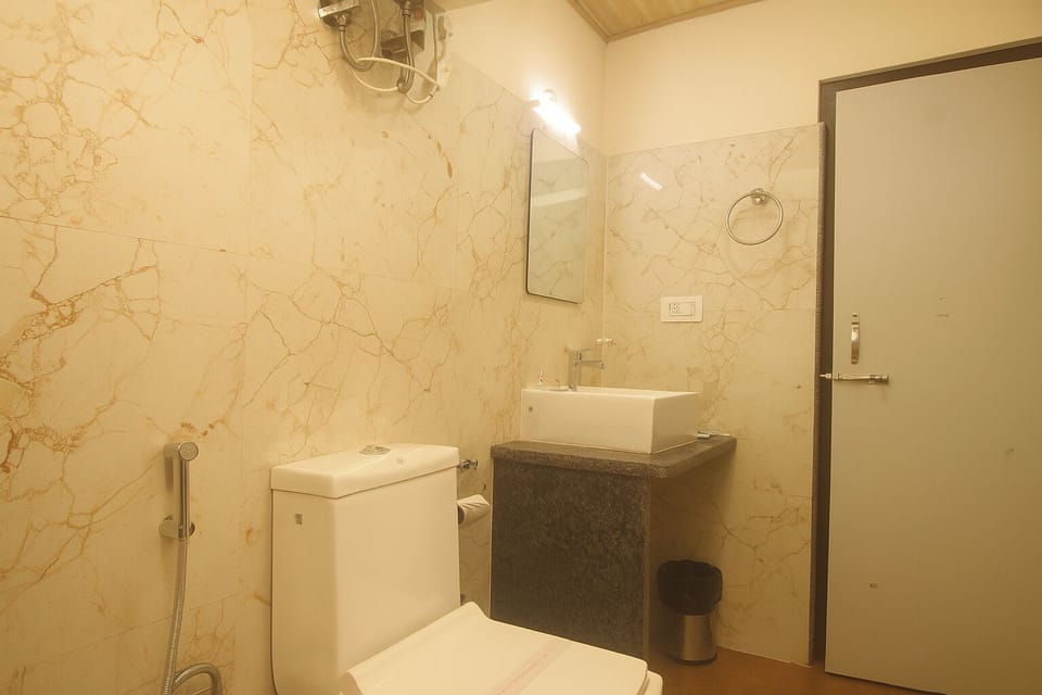Superior Double Room, Mountain View | Bathroom | Shower, free toiletries, slippers, towels