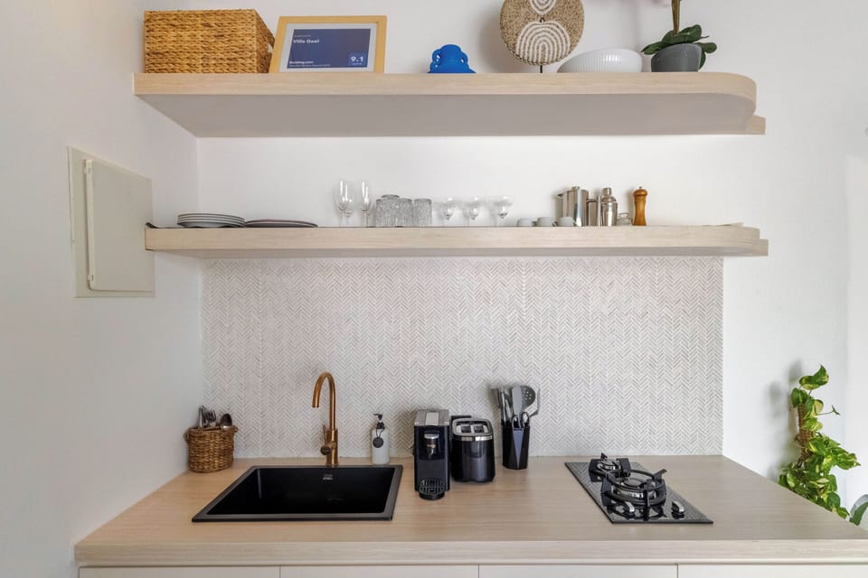 Comfort Villa | Private kitchen | Mini-fridge, microwave, cookware/dishes/utensils