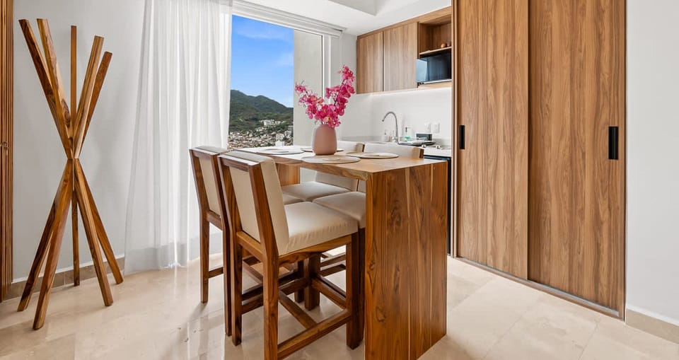 Dining Area & Kitchenette 