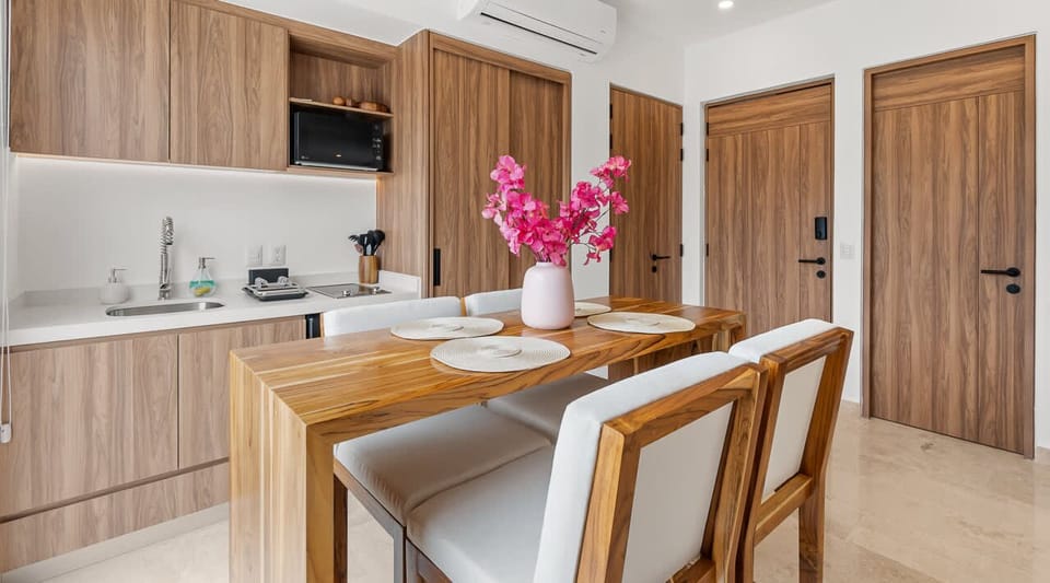 Dining Area & Kitchenette 