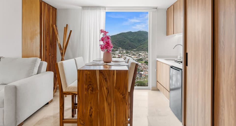 Dining Area & Kitchenette 
