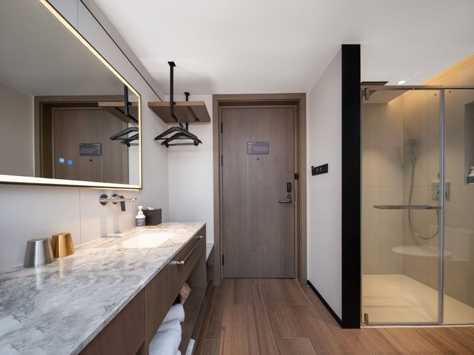 Superior Single Room | Bathroom | Shower, hair dryer, towels, shampoo
