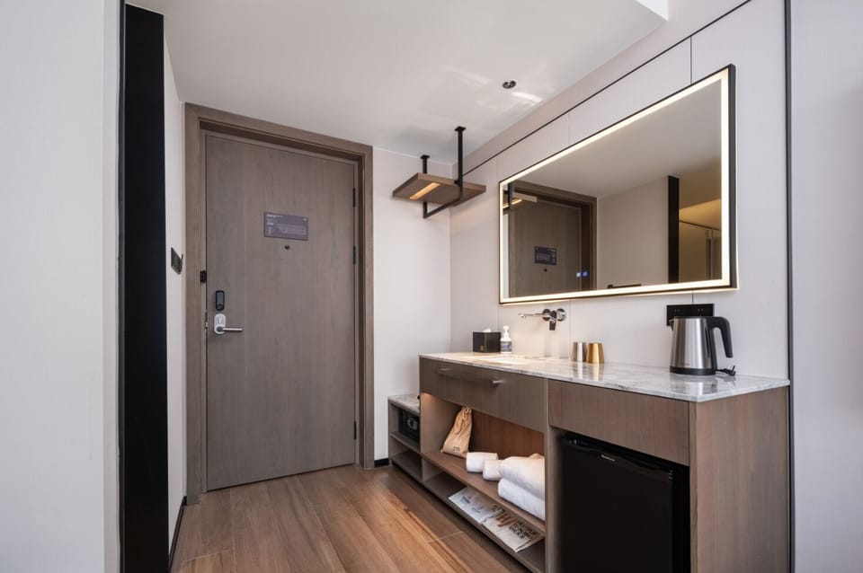 Comfort Single Room | Bathroom | Shower, hair dryer, towels, shampoo
