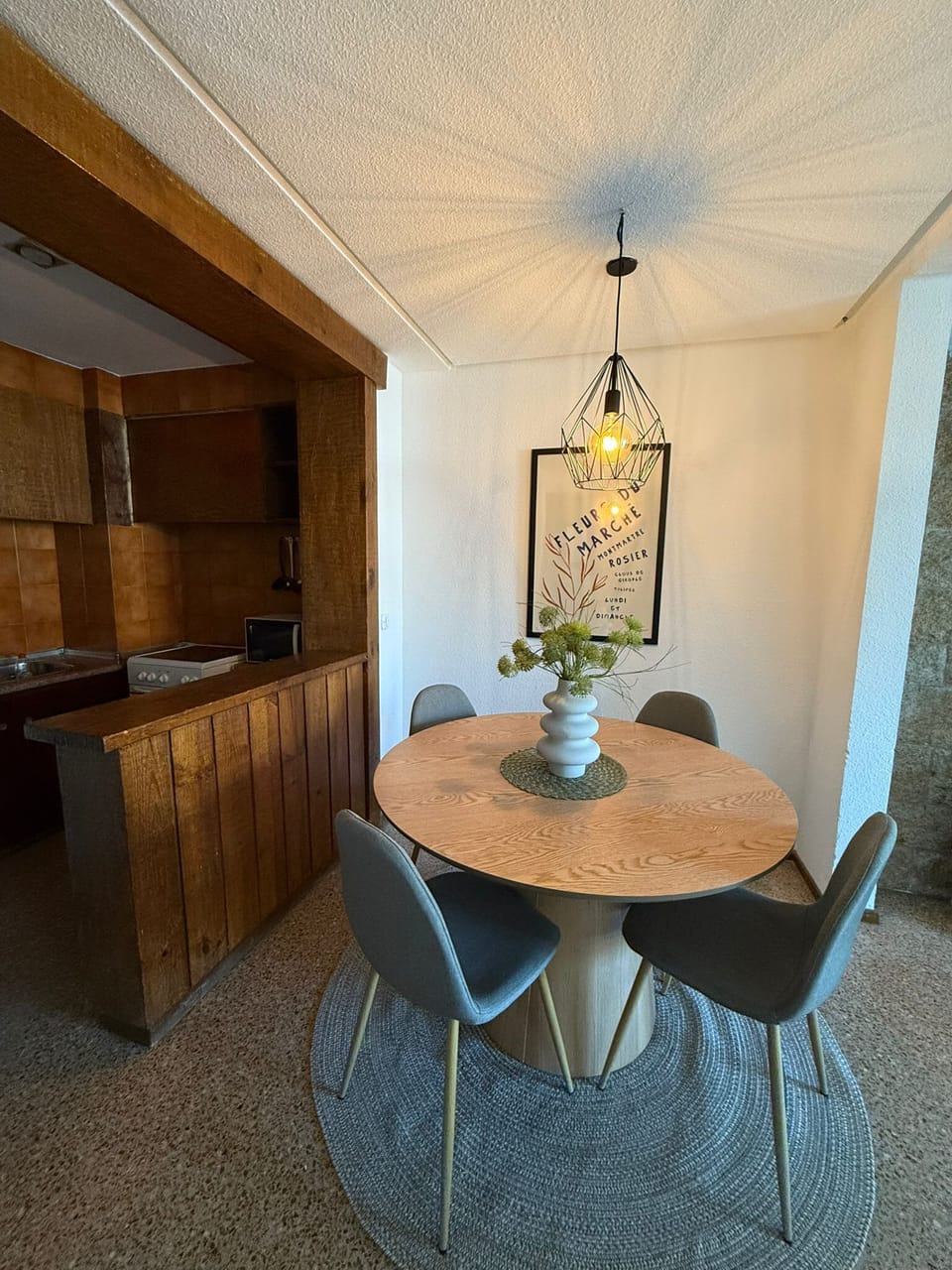 Zona de  comedor y cocina completa con barra americana 
