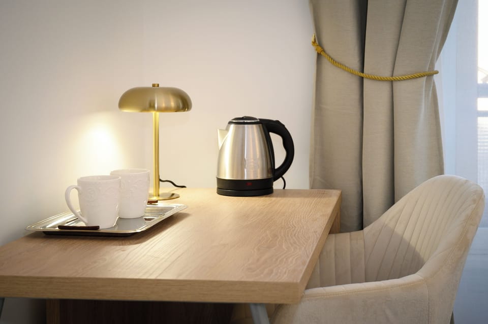 Classic Double Room | In-room safe, desk, laptop workspace, blackout drapes
