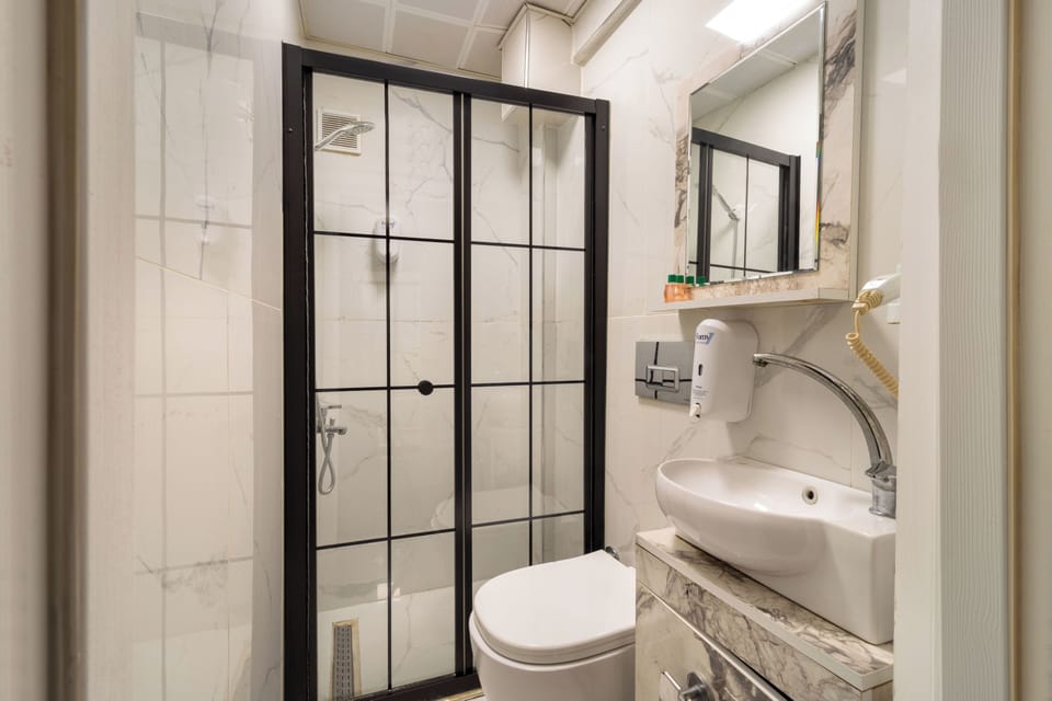 Comfort Studio | Bathroom | Hair dryer, towels, soap, shampoo