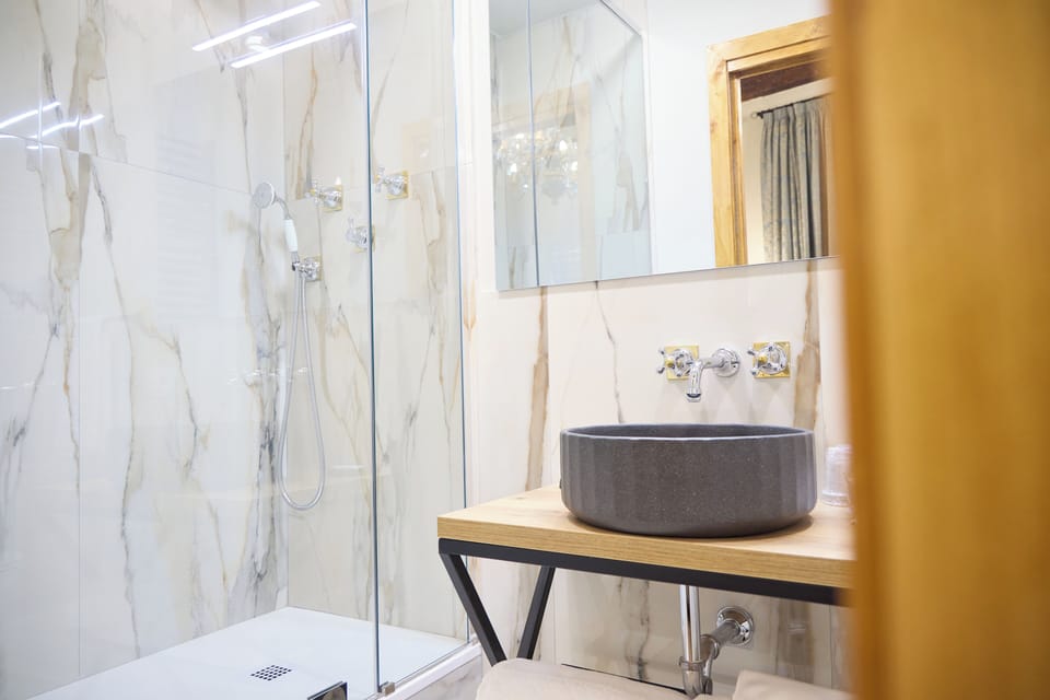 Standard Double Room | Bathroom | Shower, hair dryer, bidet, towels