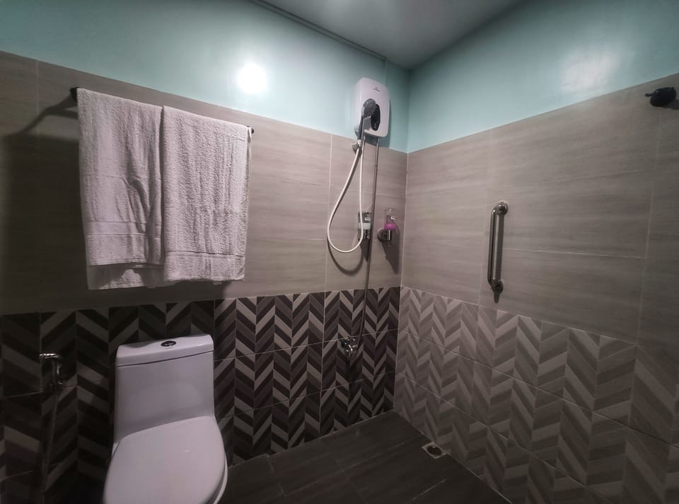 Superior Room, Non Smoking | Bathroom shower